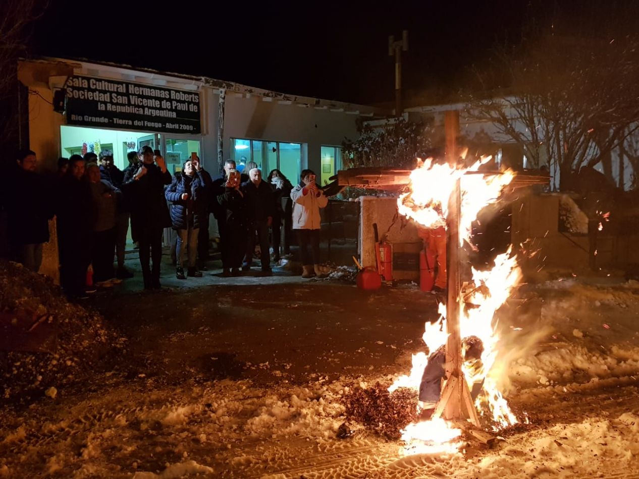 Abuelos Quema Muñeco
