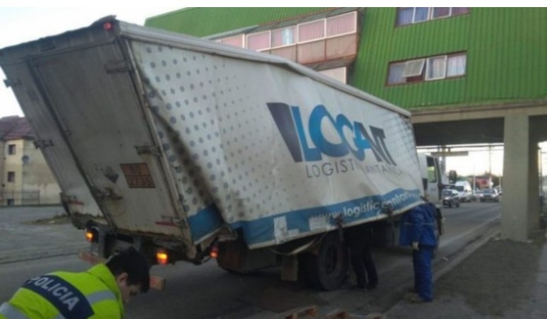 Calculó Mal La Altura Y Destruyó El Camión