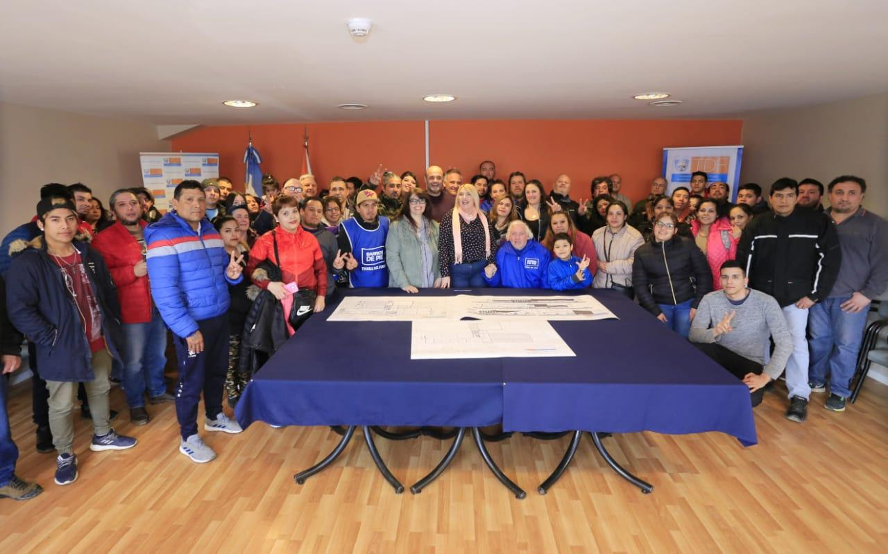 Bertone FirmÓ El Contrato Para La ConstrucciÓn De La Escuela TÉcnica De La Margen Sur