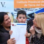 La Gobernadora EntregÓ Boletos De Compra Y Venta A Vecinos De RÍo Grande