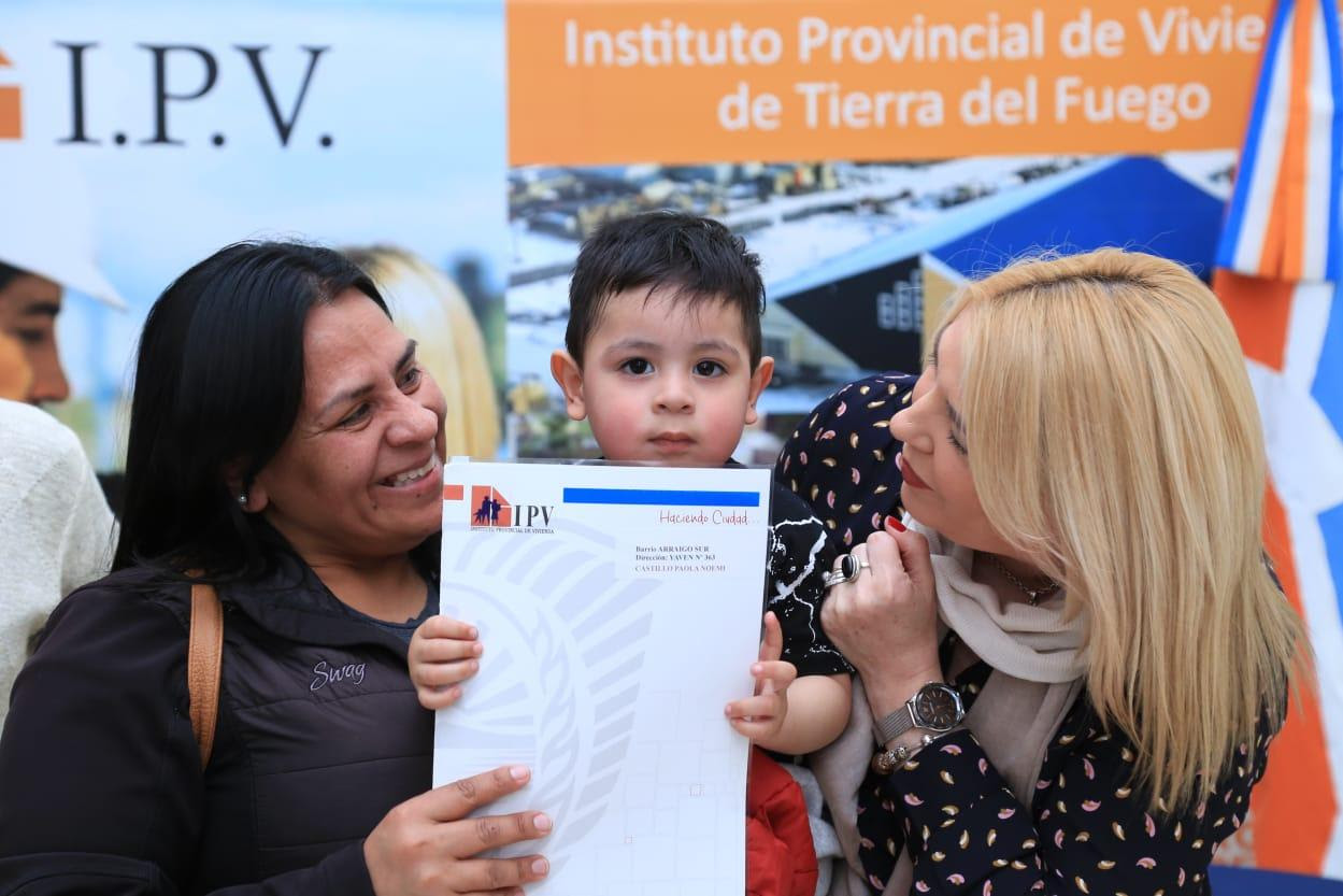 La Gobernadora EntregÓ Boletos De Compra Y Venta A Vecinos De RÍo Grande