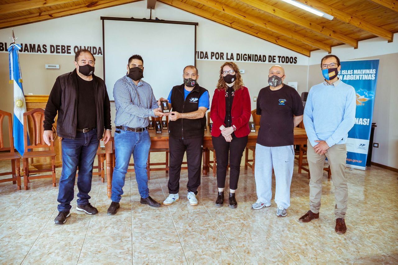El Centro De Veteranos De Guerra Malvinas Argentinas Entregó A Personal De La Tv Pública Fueguina Una Medalla De Reconocimiento Por 25 Años De Acompañamiento Ininterrumpido A La Vigilia
