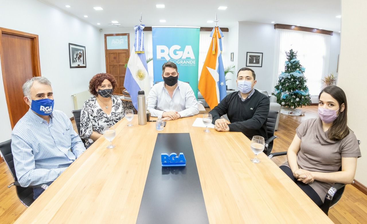 Photo5125341619036465419