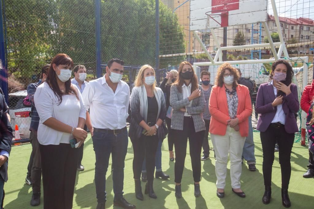 photo5003906680077003169