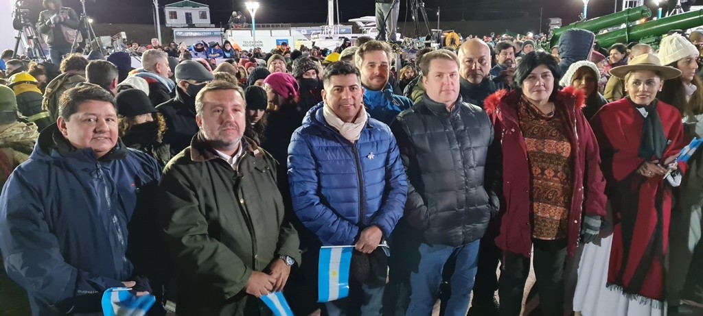 concejales en monumento malvinas