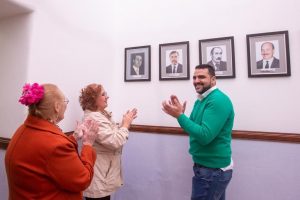 El intendente Walter vuoto colocó el cuadro de Miguel Ángel torelli, ex intendente democrático de la ciudad