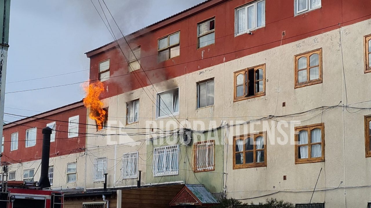 Un incendio arrasó un departamento de altura en Chacra II
