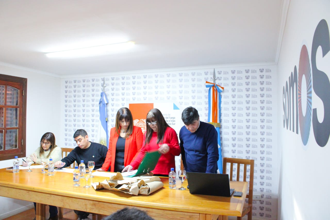 apertura de sobres viviendas tolhuin