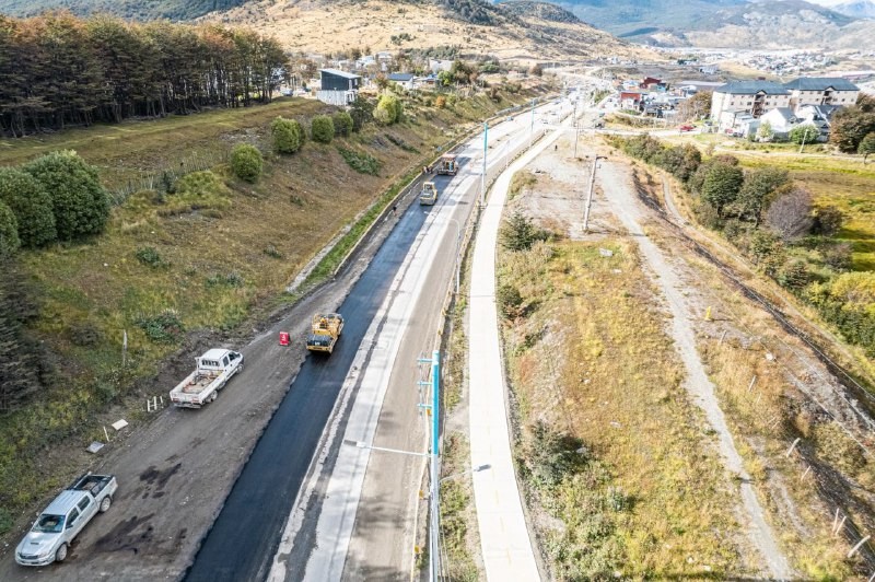 El Municipio de Ushuaia terminó la repavimentación de un sector de  la avenida Héroes de Malvinas