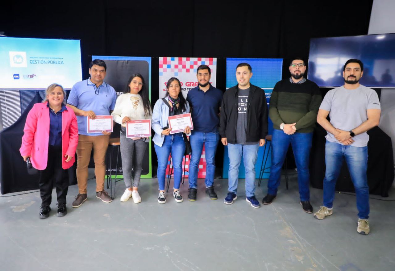 egresados programa universitarios de desarrollo