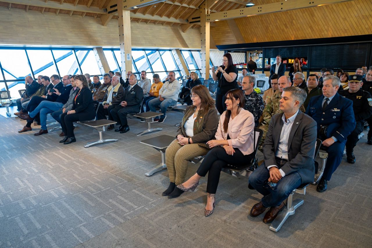 Gobierno acompañó la inauguración del espacio que rinde homenaje a veteranos y veteranas de Malvinas en el aeropuerto de Ushuaia