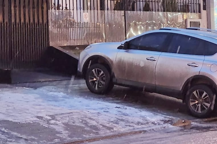 prohibición auto vereda (1)