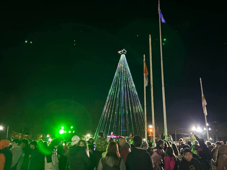 Tolhuin se prepara para el encendido del árbol de Navidad