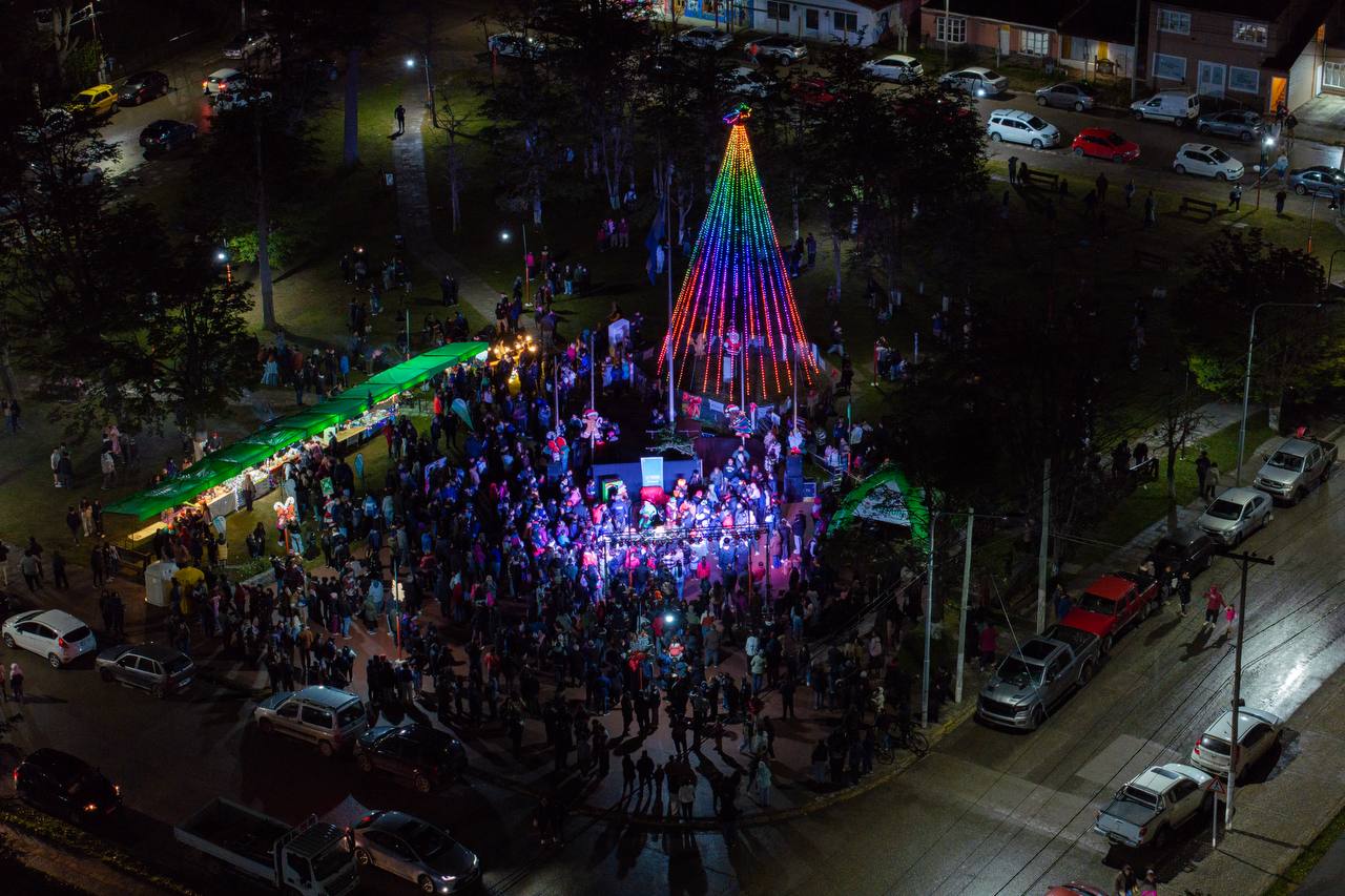 Tolhuin encendió su árbol de Navidad con una multitudinaria celebración en la Plaza Cívica Corazón de la Isla
