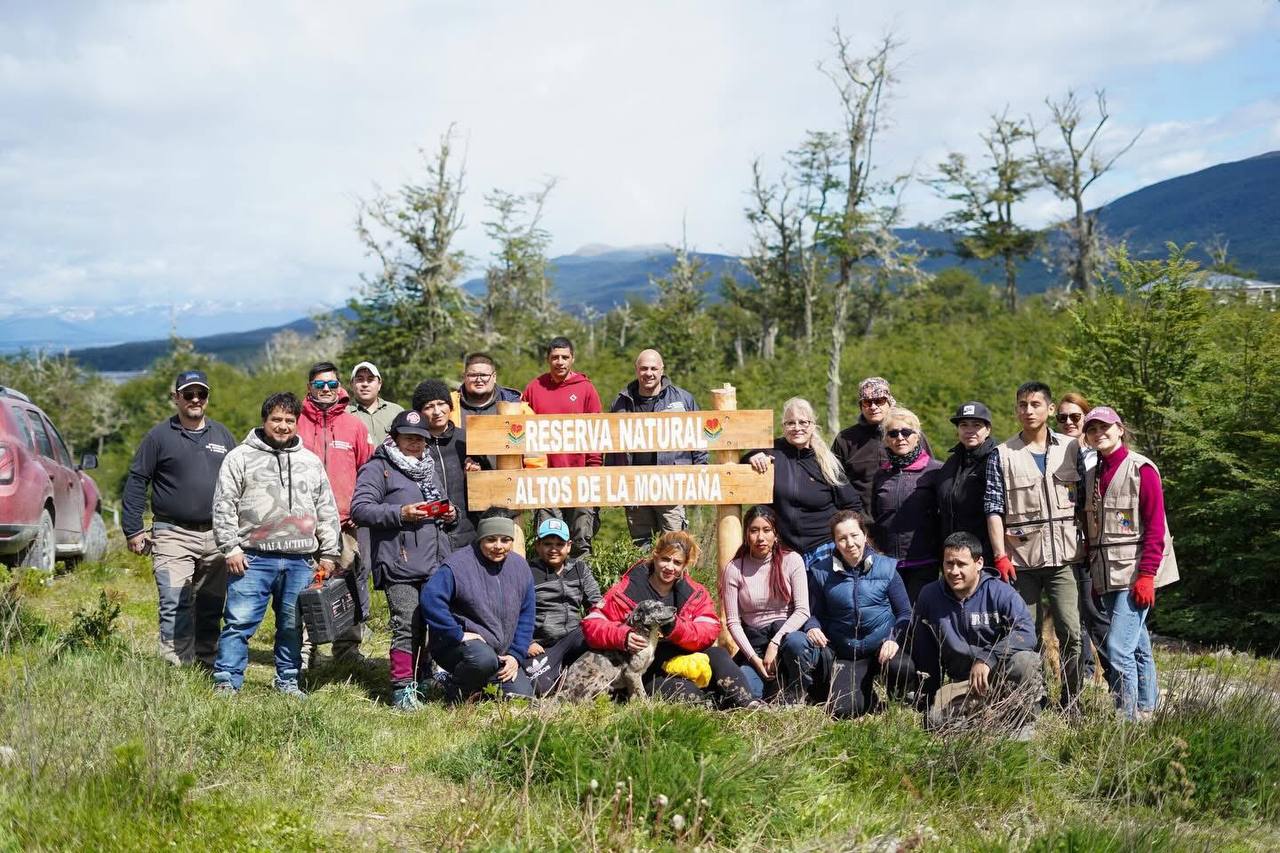 El Municipio de Tolhuin realizó una jornada de limpieza y colocación de cartelería en Altos de la Montaña por el Día Mundial de la Limpieza