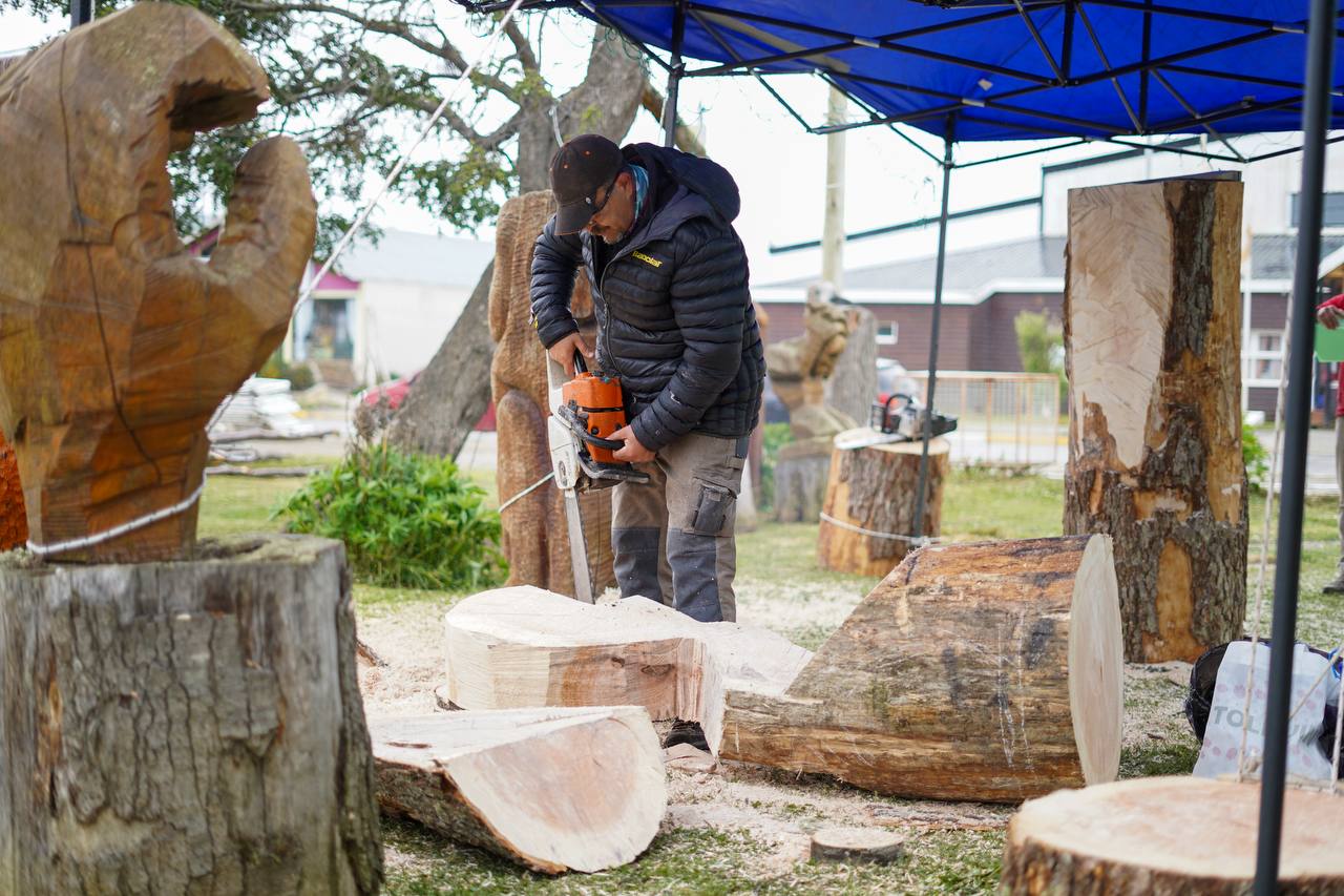 22° Fiesta Provincial de la Lenga Fueguina: se vive en Tolhuin el concurso de escultores y escultoras