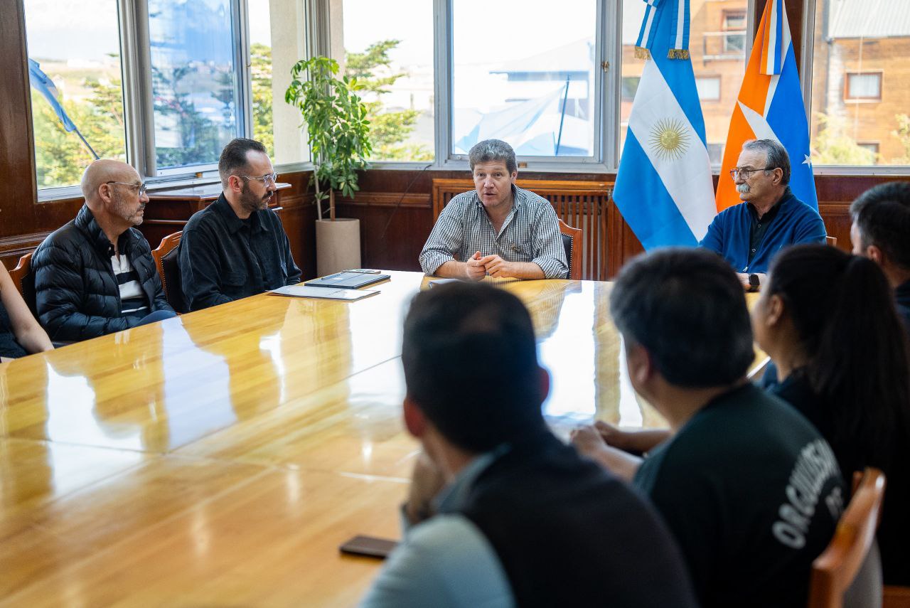 El gobernador Gustavo Melella se reunió con gremios portuarios y detalló las acciones para revertir la intervención del puerto de Ushuaia