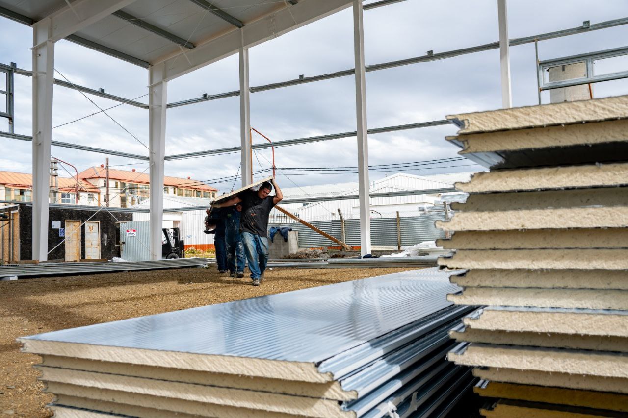 Avanza la construcción del gimnasio del Colegio Soberanía Nacional con la llegada de nuevos materiales