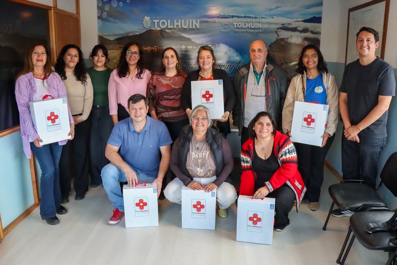 El Municipio acompañó la donación de botiquines para escuelas y jardines de Tolhuin