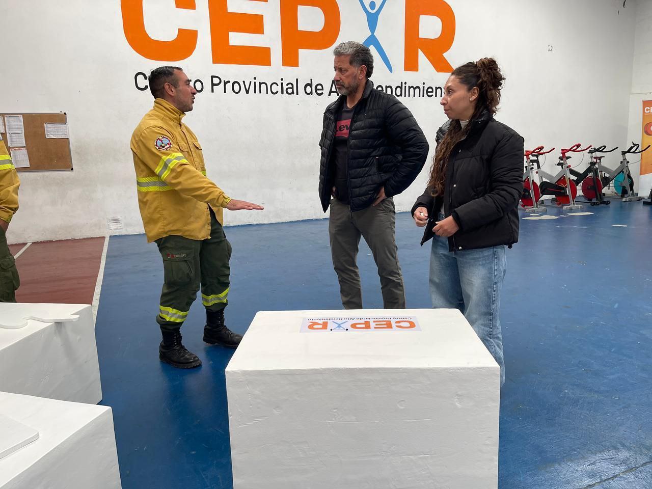 Brigadistas de incendios forestales entregaron material deportivo al Cepar Río Grande