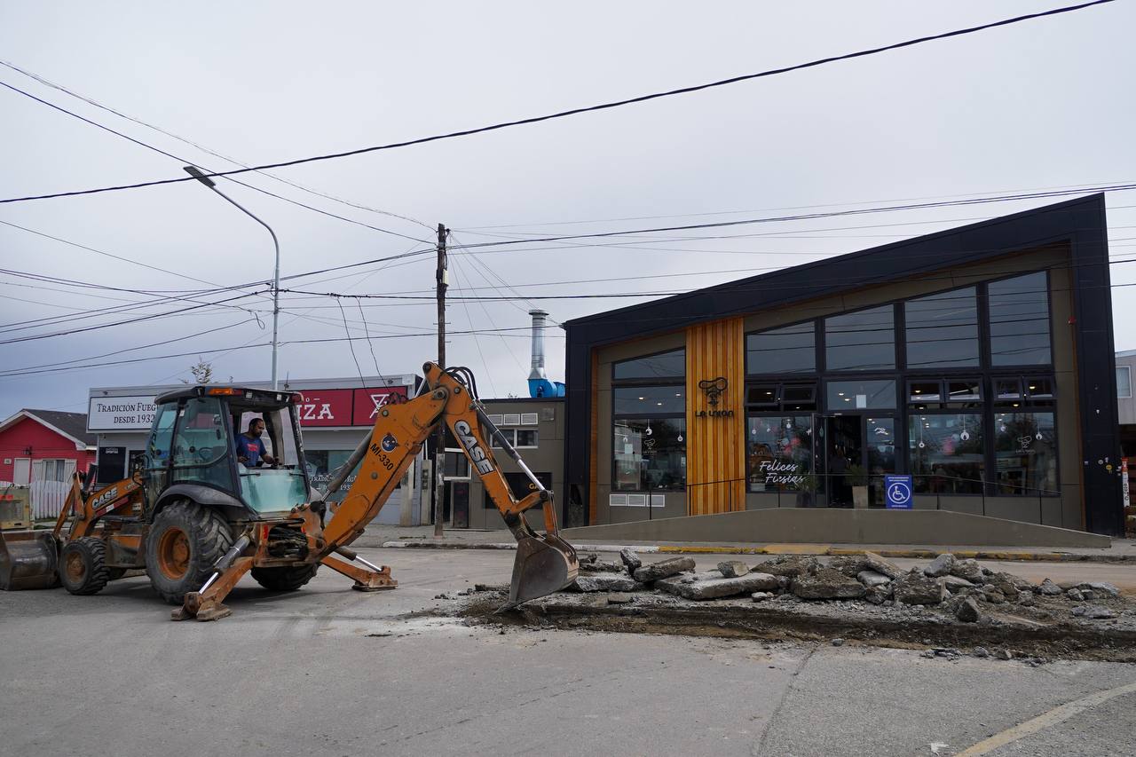 En tiempo récord, el Municipio resolvió el principal problema vial del casco céntrico de Tolhuin