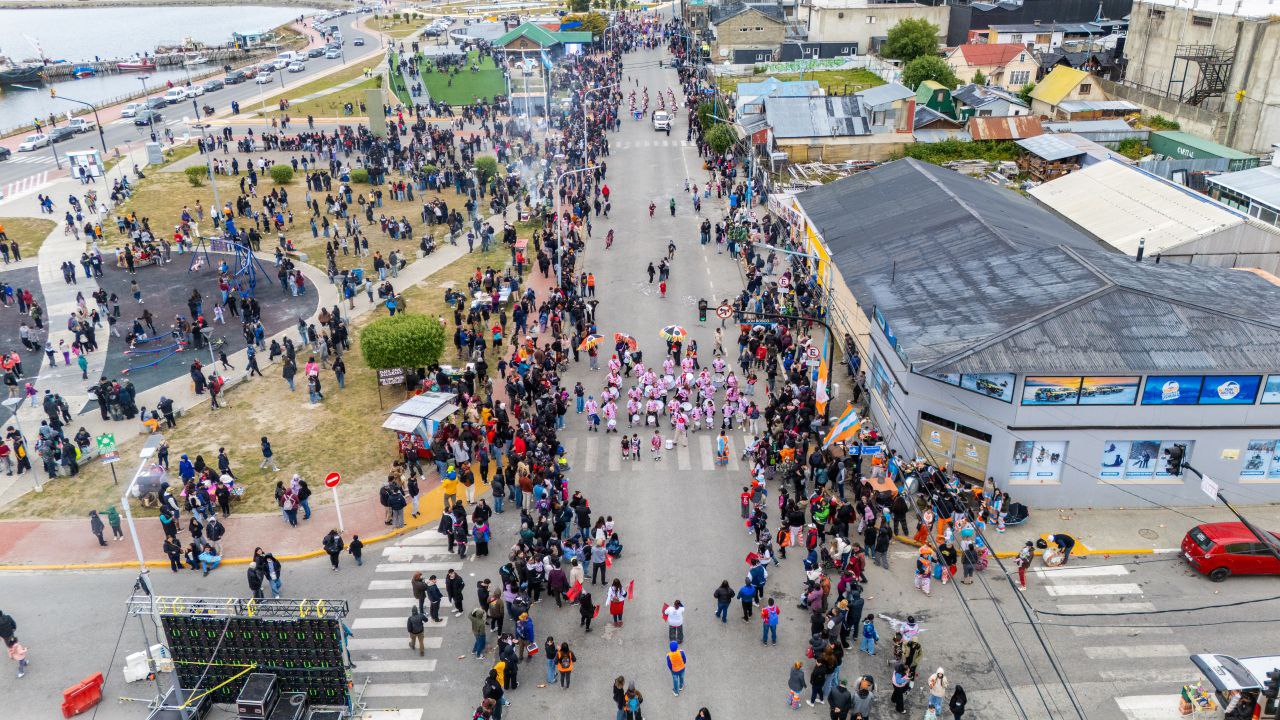 La municipalidad de Ushuaia impulsó el «Carnaval Central» en la avenida Maipú