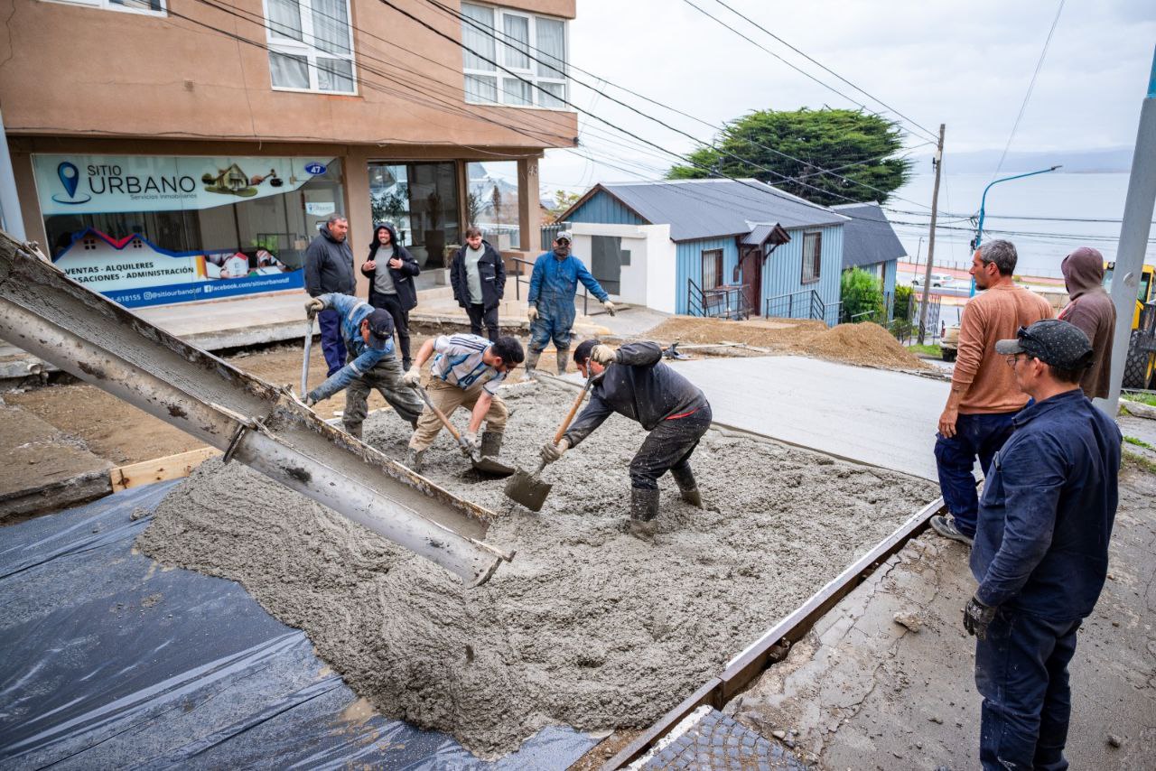 La Municipalidad de Ushuaia hormigonó el primer tramo de la calle Antártida Argentina