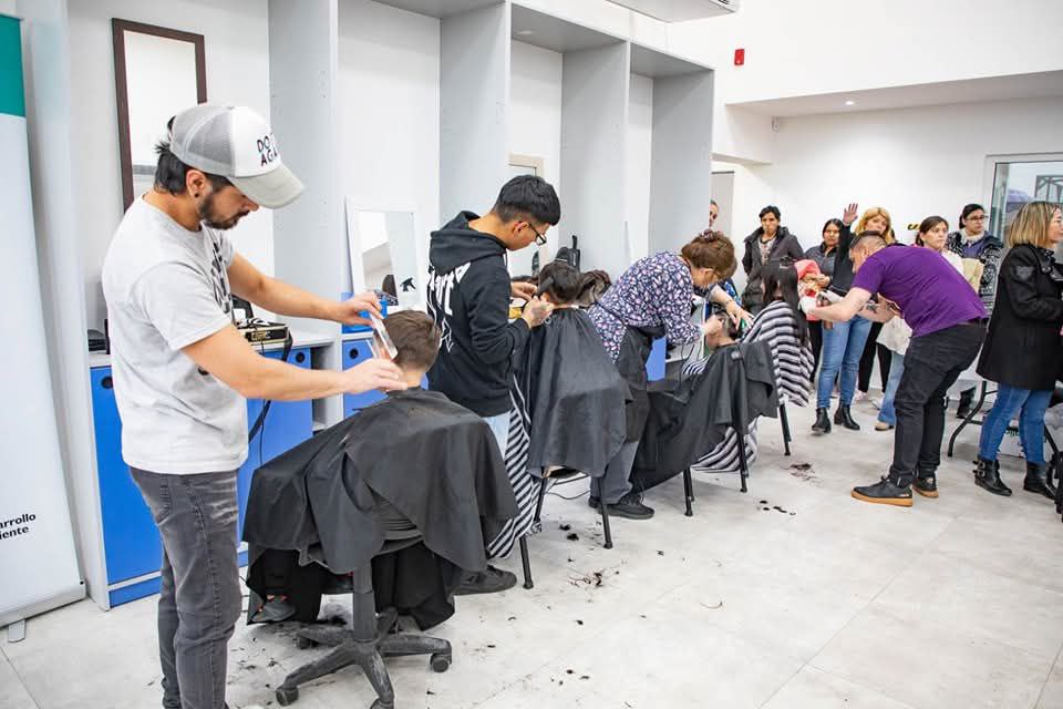 Jornada solidaria de cortes de cabello junto la barbería «STYLO MVP»