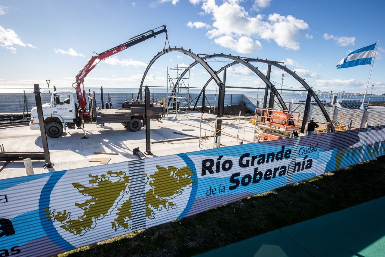El Intendente recorrió la obra en construcción del edificio permanente de la Carpa de la Dignidad