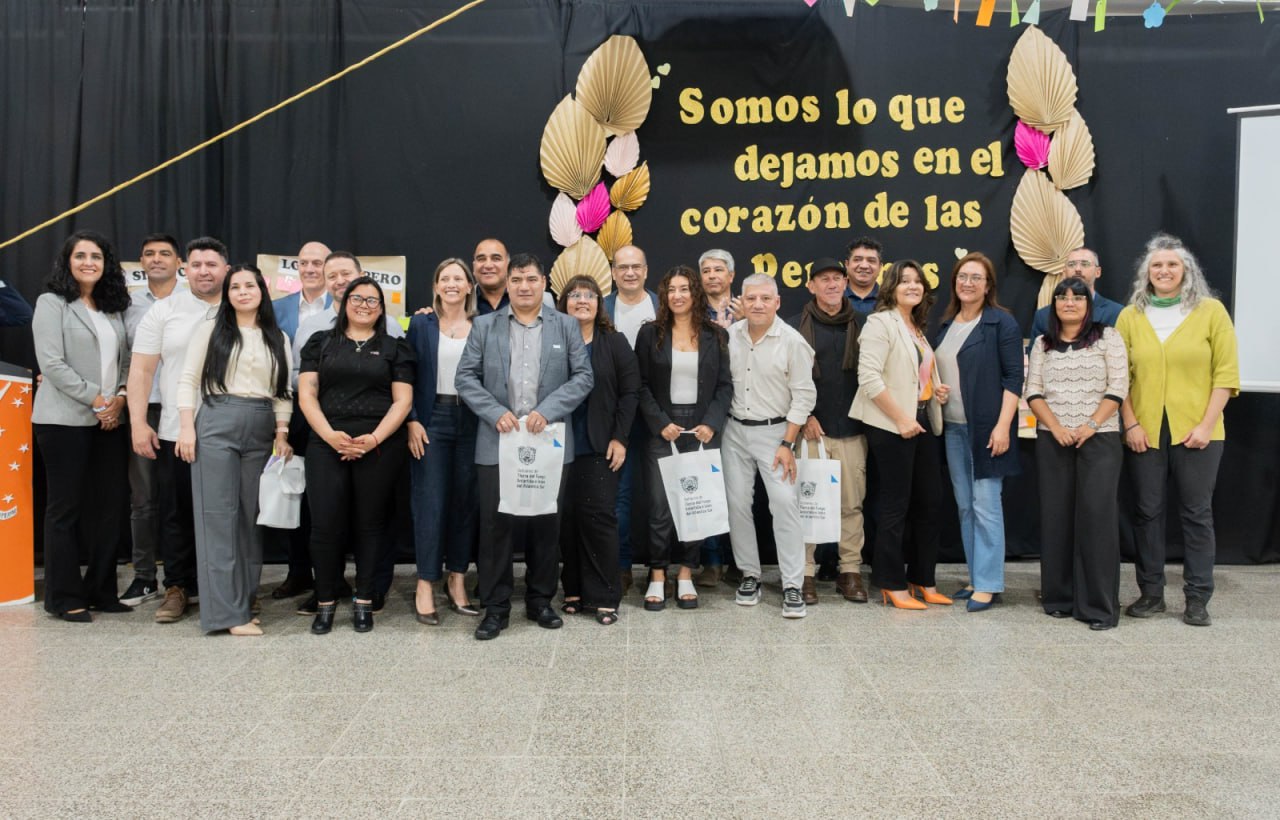 Gobierno homenajeó a docentes Bicontinentales en su día