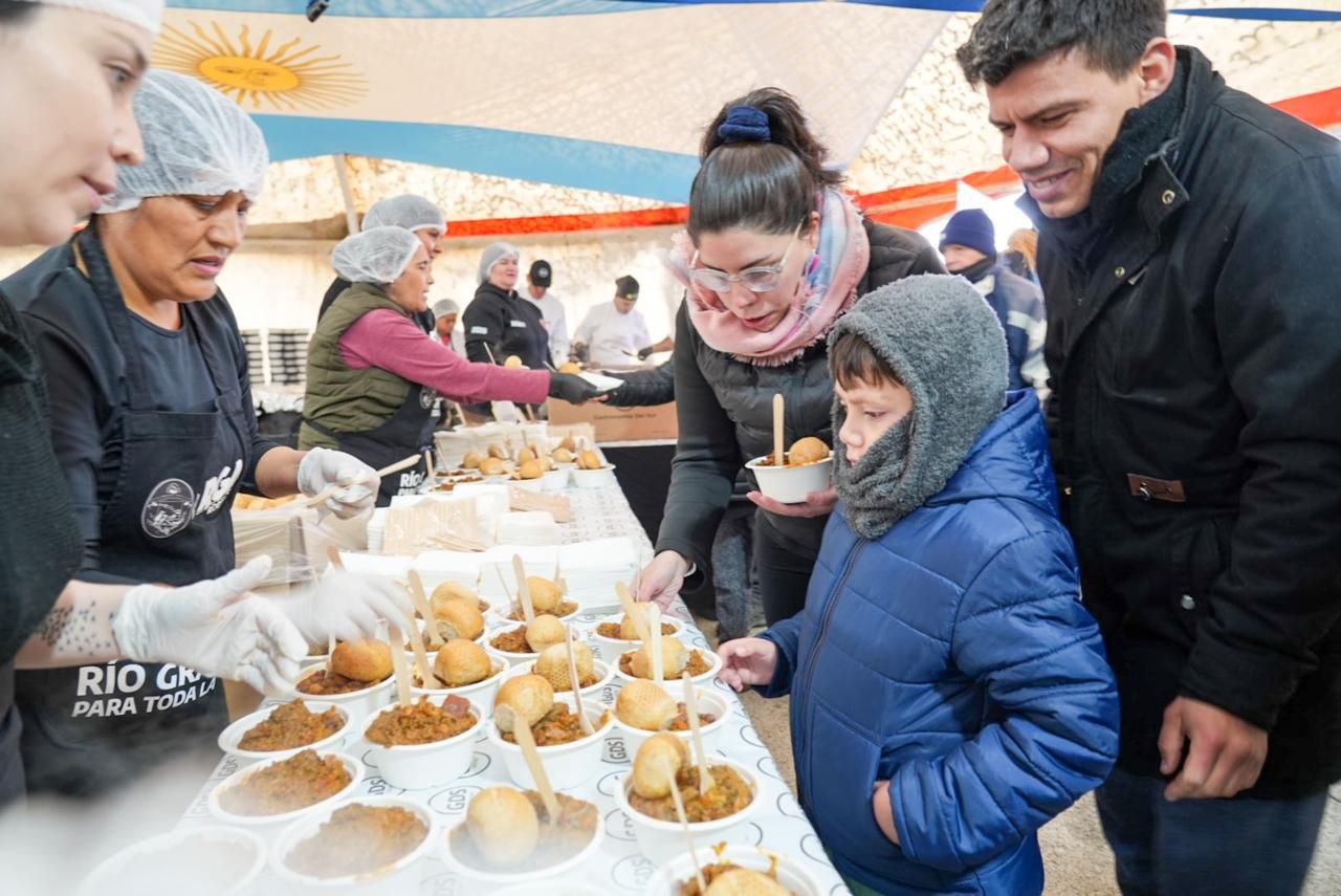 Miles de vecinas y vecinos compartieron el Gran Almuerzo Popular del 2 de abril