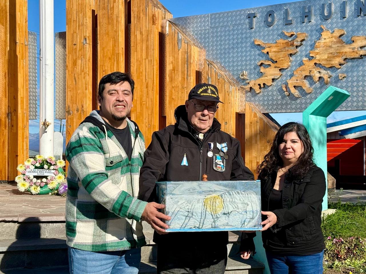 Tolhuin abraza la Causa Malvinas y la proyecta al país: se entregó la bandera que flameó en la Plazoleta Veteranos de Malvinas