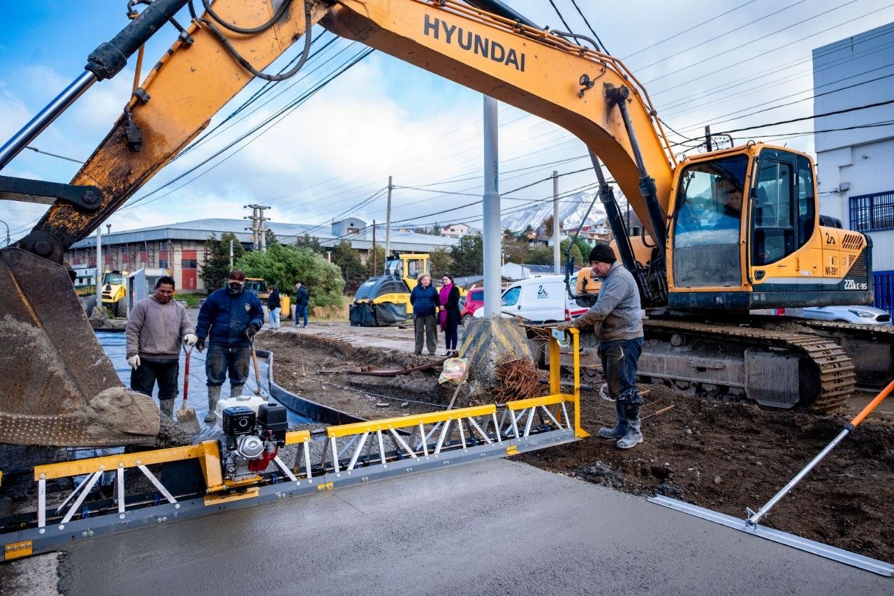 Funcionarias Municipales de Ushuaia recorrieron avances de la obra Paseo Costero 1 en avenida Perito Moreno
