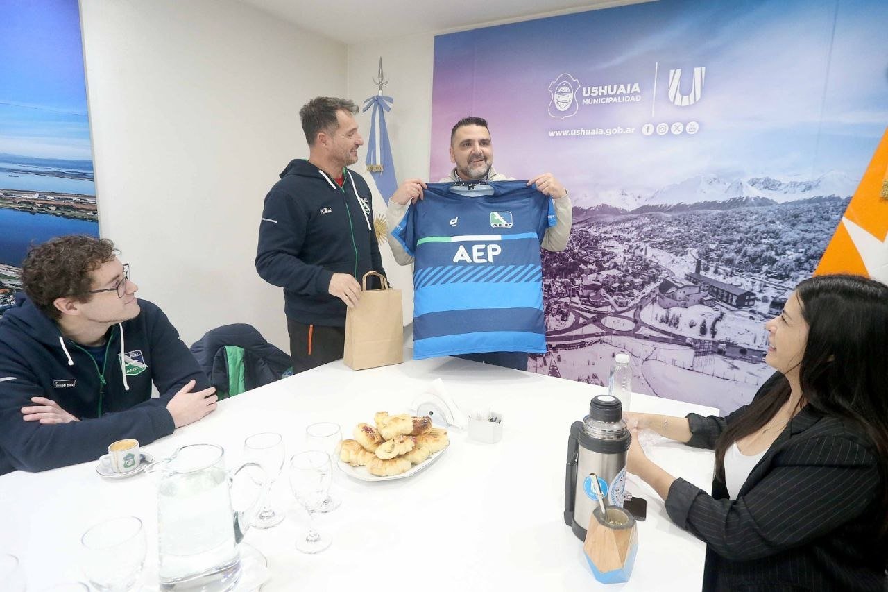 Vuoto recibió a autoridades del Club AEP y al combinado femenino Sub 16 de vóley