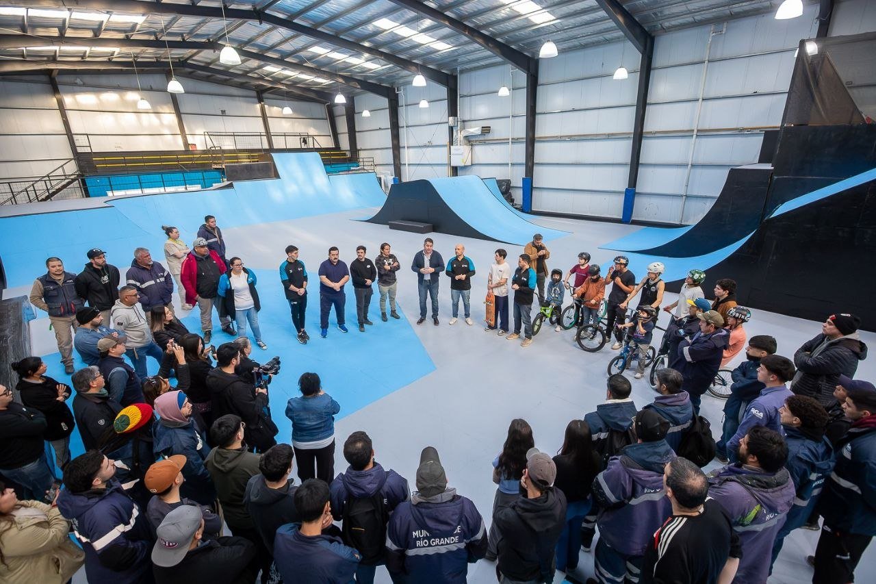 Junto a deportistas y familias, Perez recorrió el renovado Parque Municipal de Deportes Urbanos