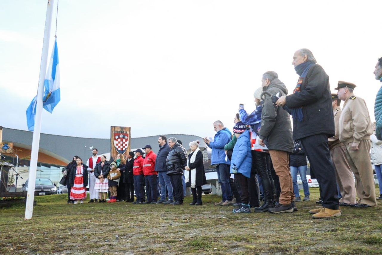 Ushuaia conmemoró el día del estado de croacia en la plaza croata