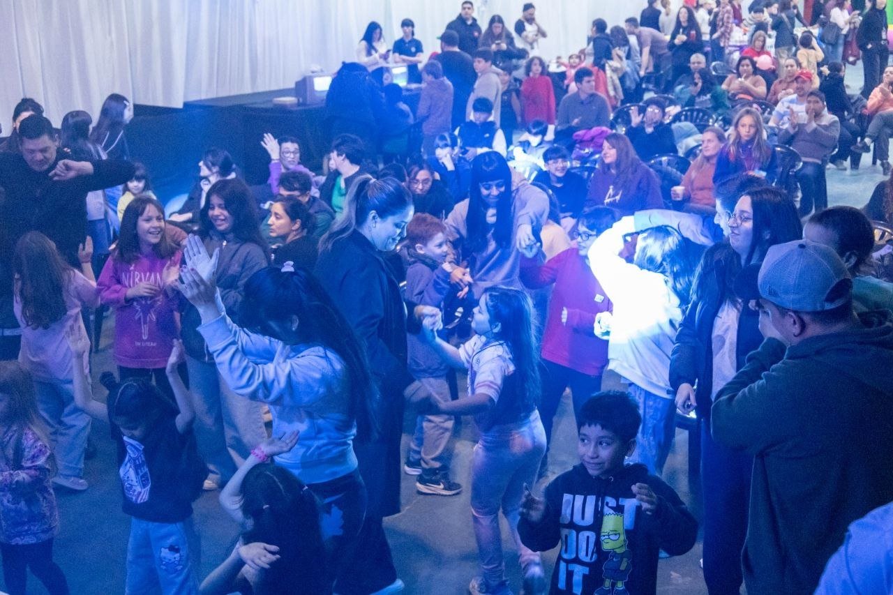 Las infancias disfrutaron de una tarde de juegos y espectáculos en la Noche Más Larga