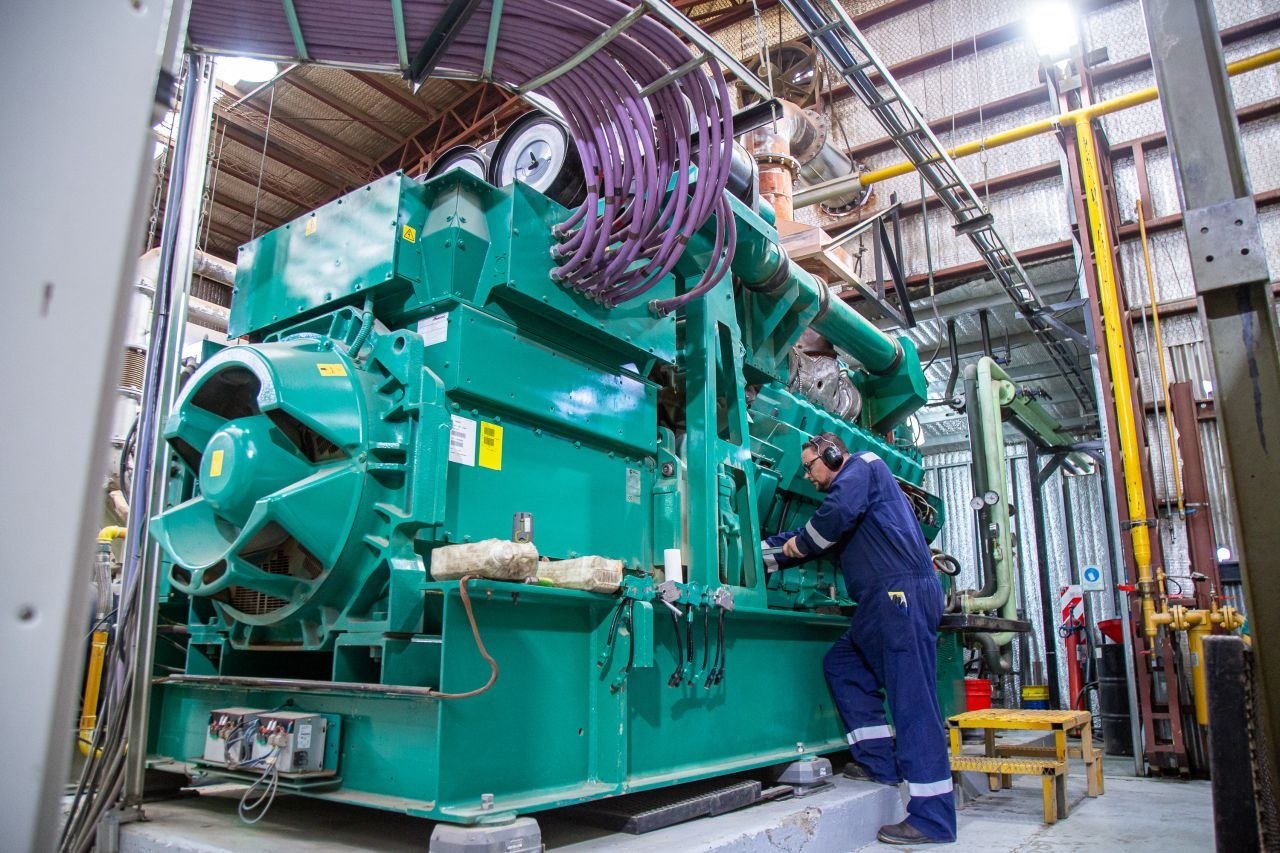 La DPE informa sobre tareas de reparación en el equipo de generación Cummins N°1 de Tolhuin