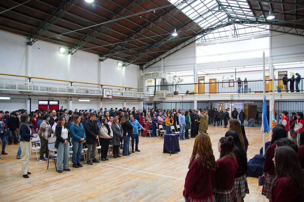 El Municipio de Tolhuin acompañó a estudiantes del Colegio Trejo Noel en su Promesa de Lealtad a la Constitución Provincial