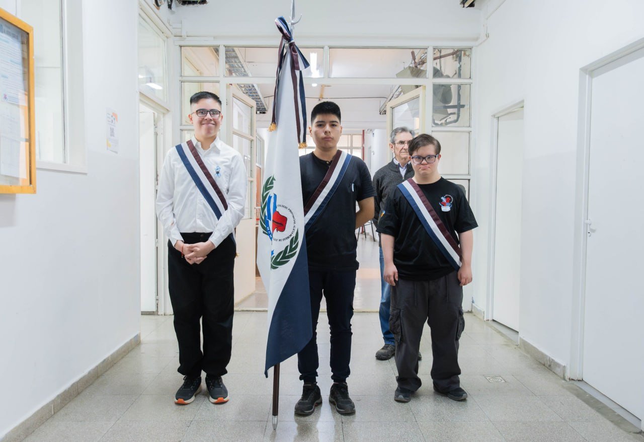 El colegio provincial «Alicia Moreau de Justo» presentó su Bandera Institucional
