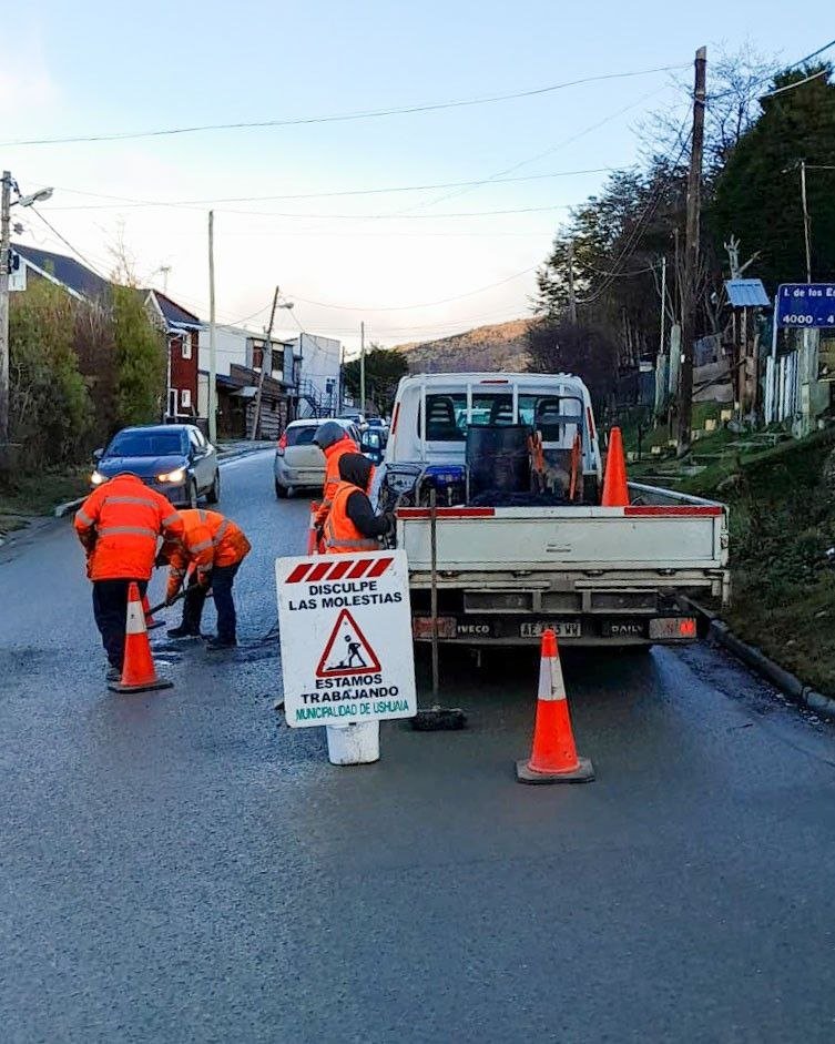 El municipio de Ushuaia continúan con los trabajos de reparación vial en época invernal