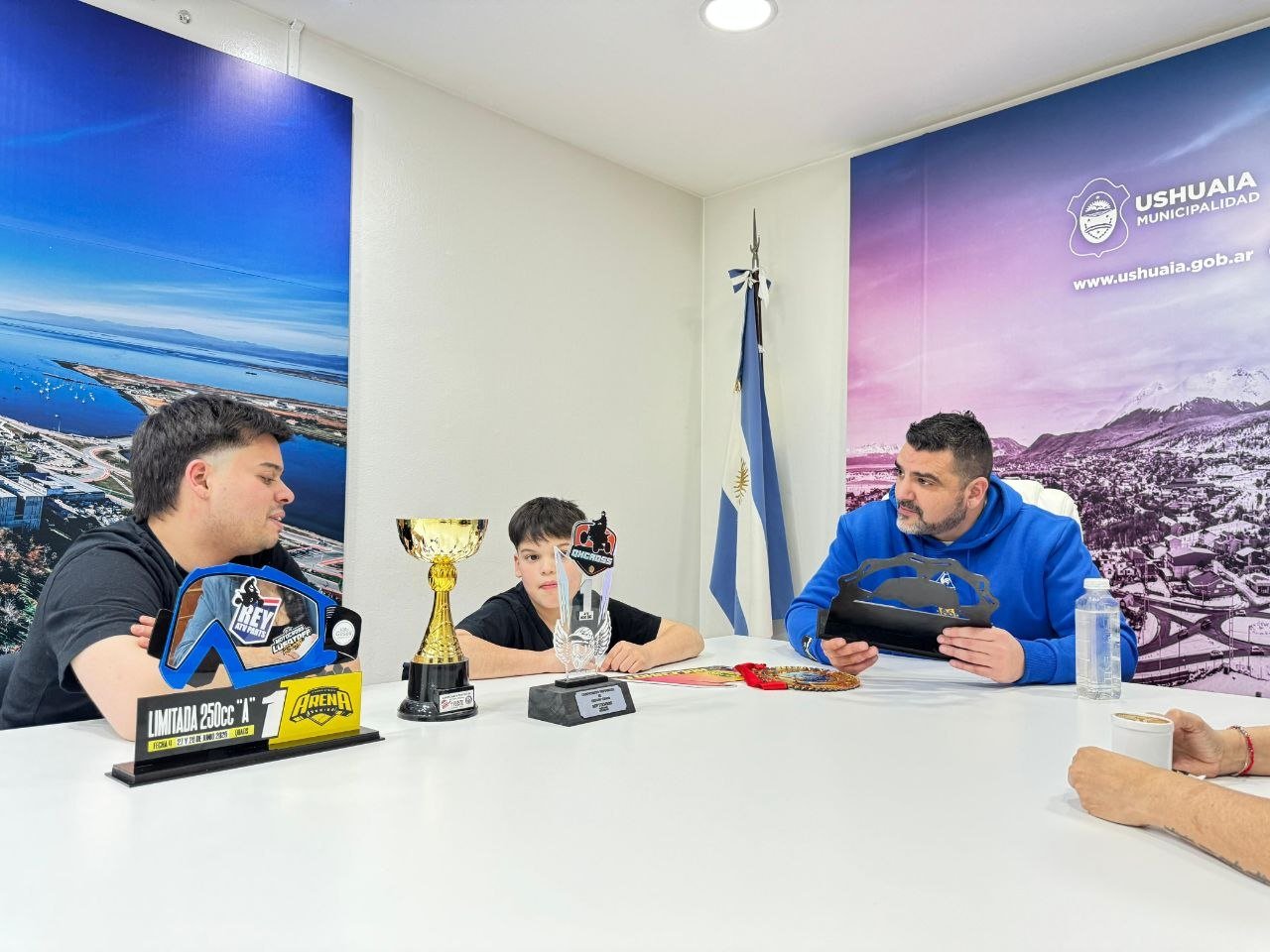 El Intendente Vuoto recibió al joven piloto Bautista Carvallo y destacó su compromiso con el deporte