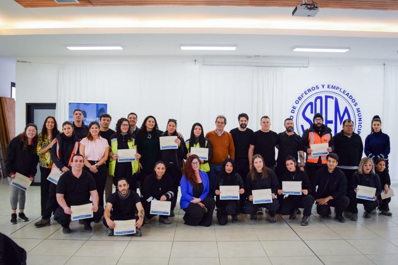 El Municipio entregó certificados a inspectores e inspectoras que completaron una capacitación sobre normativa local