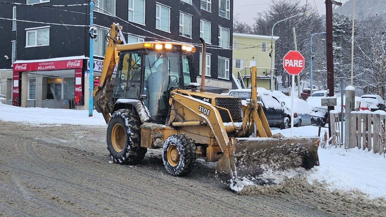 La Municipalidad de Ushuaia mantiene un amplio operativo de limpieza y despeje de calles tras las nevadas