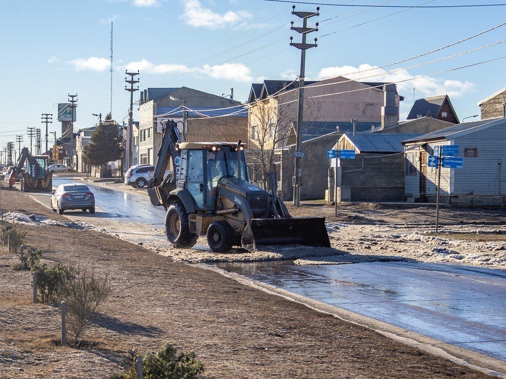 El Municipio intensifica las tareas de limpieza de hielo y escarcha