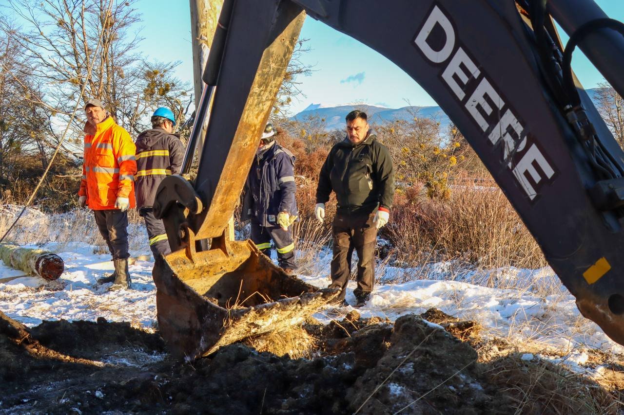 Trabajos de reemplazo de postes y refuerzo eléctrico en Tolhuin