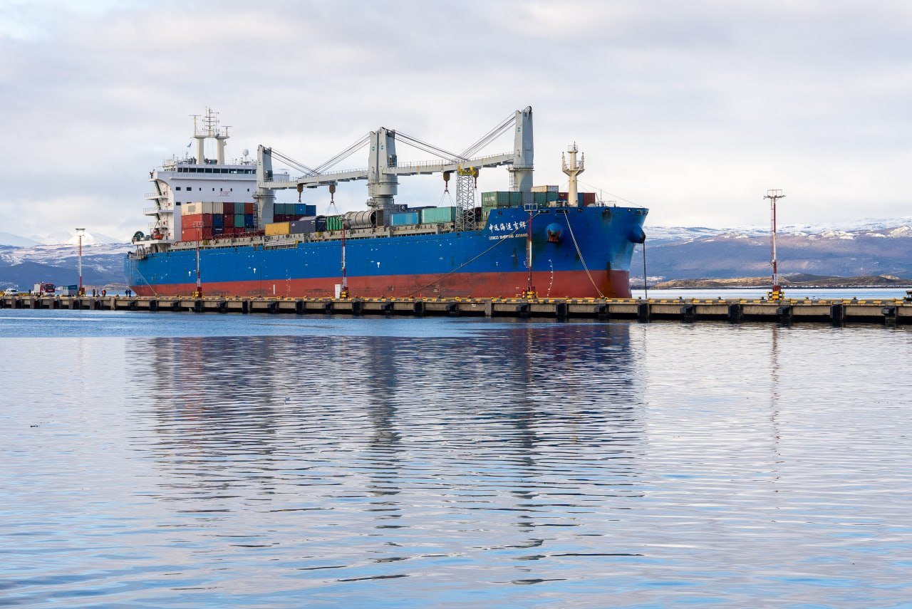 Arribó el barco con las 6200 toneladas de equipamiento para la nueva usina de Ushuaia