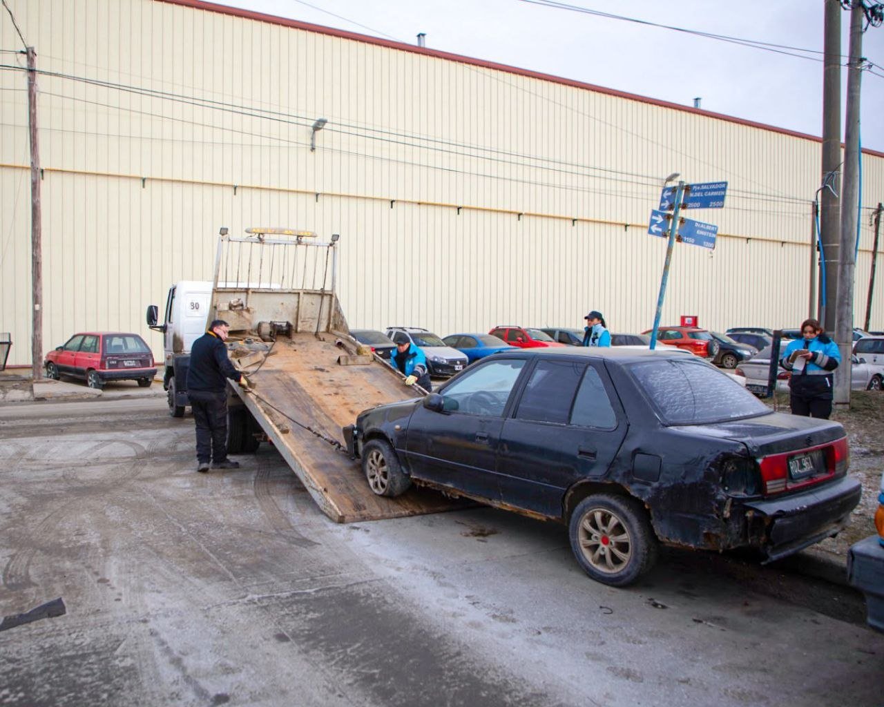 El municipio avanza con el retiro de chatarra y vehículos abandonados en la vía pública