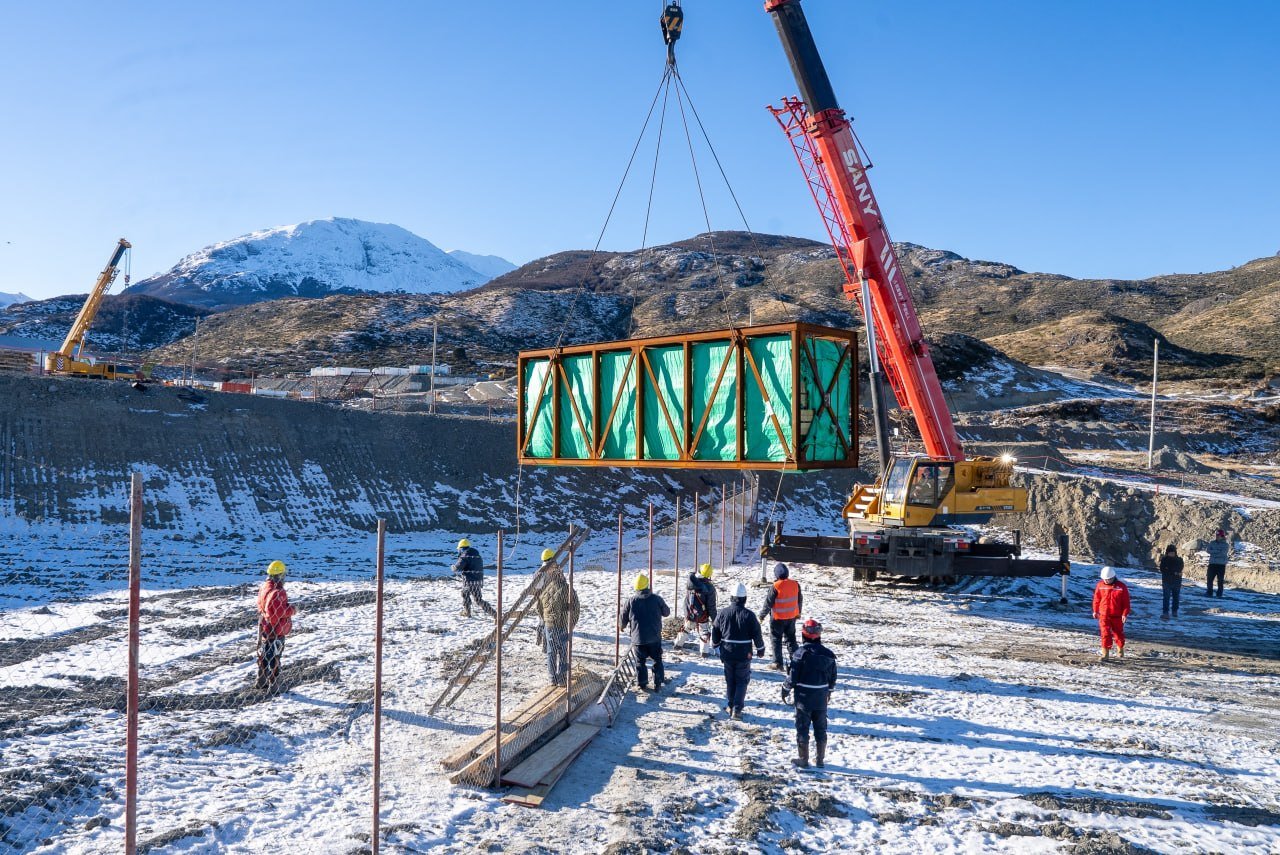 Comenzó el histórico operativo de descarga y transporte del equipamiento de la nueva usina de Ushuaia