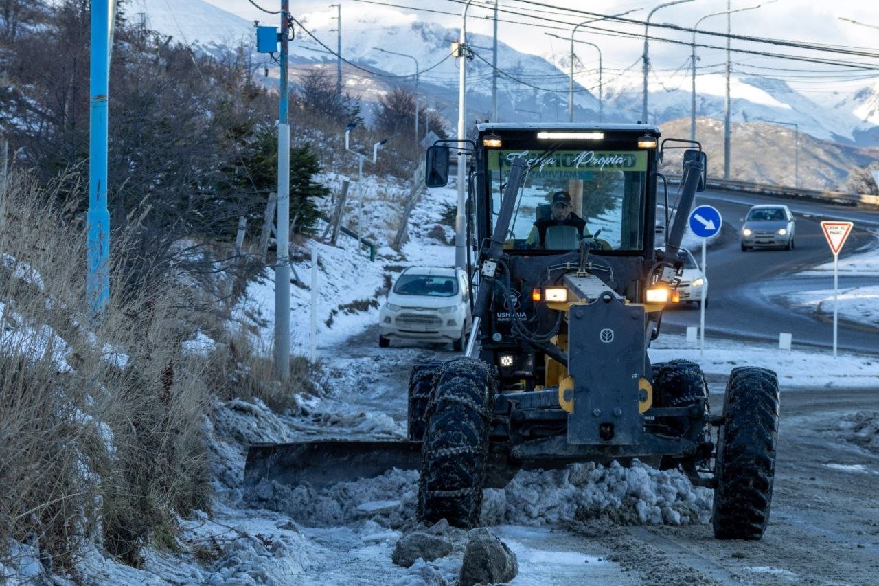 La municipalidad de Ushuaia continúa con el operativo invierno en distintos sectores de la ciudad
